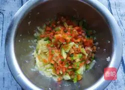 Illustration of how to make onion and potato pancakes 12