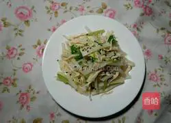 Illustration of how to mix shredded chicken with spring bamboo shoots 7