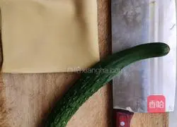 Illustration of how to make shredded tofu and cucumber salad 1