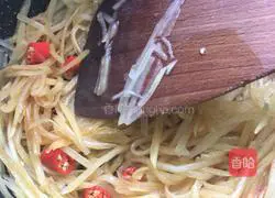 Illustration of how to make hot and sour shredded potatoes 6