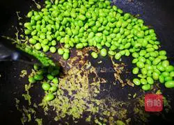 Illustration of how to make crispy green beans with small green peppers 1