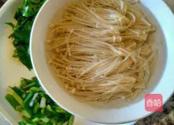 Illustration of how to mix garlic sprouts with enoki mushrooms 4