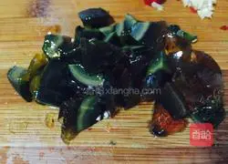 Illustration of how to make cold scallion oil, preserved egg and tofu 4