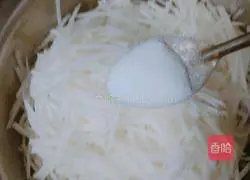 Sichuan style radish Illustration of how to make silk 3