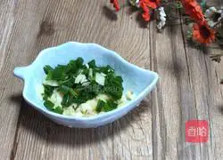 Illustration of how to make wolfberry mixed with baby cabbage 4