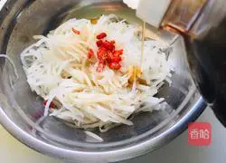 Illustration of how to make sweet and sour radish shreds 5