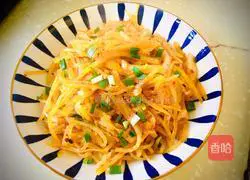 Illustration of how to stir-fry sauerkraut with shredded potatoes 12