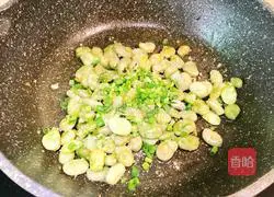 Illustration of how to make broad beans with scallion oil 10