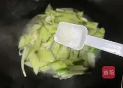 Illustration of how to make cucumber mushrooms in clear soup 6
