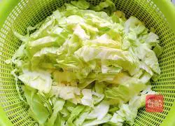 Illustration of how to stir-fry vermicelli with cabbage 1