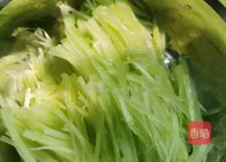 Cold salad Illustration of how to make shredded lettuce 2