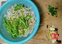 Illustration of how to make stir-fried bean sprouts 1