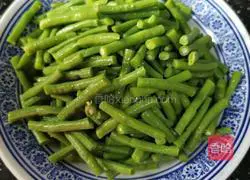 Illustration of how to make cold cowpeas 24