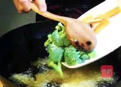 Illustration of how to cook broccoli with potato sticks 6