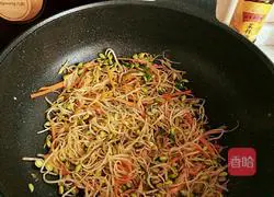 Illustration of vegetarian fried bean sprouts 8