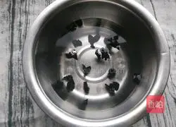 Illustration of how to make broccoli mixed with black fungus 2