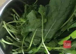 Illustration of how to make spinach, vermicelli and peanuts mixed with mustard 3