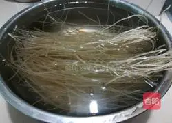 Illustration of how to stir-fry vermicelli with soybean sprouts 4