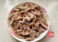 Illustration of how to make spicy stir-fried small intestine 2