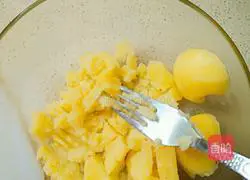 Mashed potatoes and seasonal vegetable salad#New Year's Eve dinner recipe illustration 4