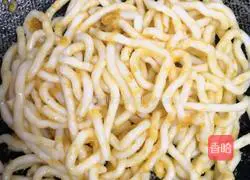 Illustration of how to make salted egg yolk and salt and pepper shrimp noodles 4