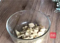 Illustration of how to cook diced chicken with king oyster mushrooms 11