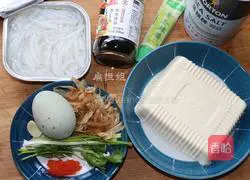 Illustration of how to make whitebait preserved egg and tofu 1