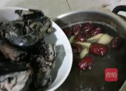 Illustration of how to make black-bone chicken, candied dates and longan soup 4