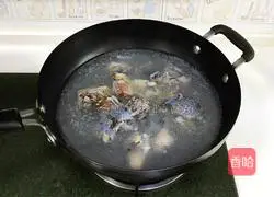 Illustration of how to make mushroom, yam and black-bone chicken soup 4