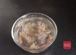 Illustration of how to make fresh peach rock sugar water 3