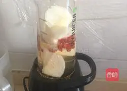 Illustration of how to make wolfberry pear juice 3