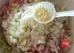 Illustration of how to make pork and green onion buns 11