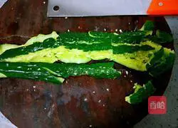 Illustration of how to make cucumbers with mashed garlic 4