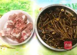 Illustration of tea tree mushroom pork ribs soup 1