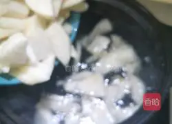 Illustration of how to make rock sugar, snow pear and lily soup 6