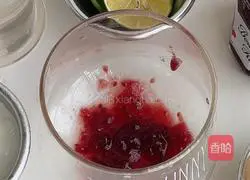 Illustration of how to make lychee lemon sparkling water 4
