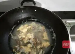 Illustration of how to make purslane and duck egg soup 3