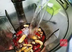 Illustration of how to make red dates and peanut soy milk 7