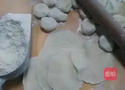 Illustration of how to make dumplings stuffed with pork and green onions 4