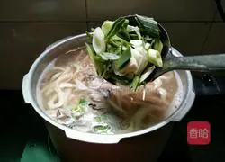 Illustration of how to make scallion and oyster meat noodle soup 9