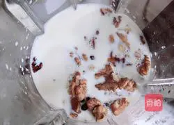 Illustration of how to make black corn and walnut milk drink 5