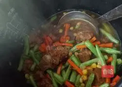 Pork ribs and beans braised noodles Illustration of how to do it 4