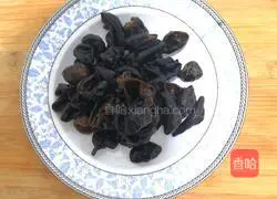 Illustration of how to make wild rice fungus and chicken soup 2