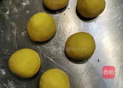 Illustration of how to make pumpkin and cow bean paste buns 6