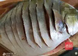 Illustration of how to make steamed pomfret 3
