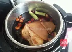 Illustration of braised elbow 9