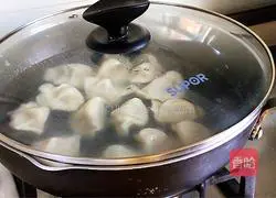 Illustration of how to make winter melon and pork filling dumplings to remove moisture in summer 13