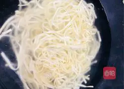 Illustration of how to make Chongqing flavor version of fried noodles 1