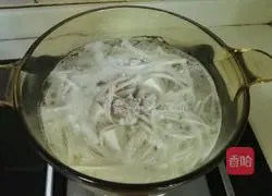 Illustration of how to make tofu and enoki mushroom soup 7