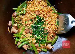 Illustration of making braised beans and noodles 11